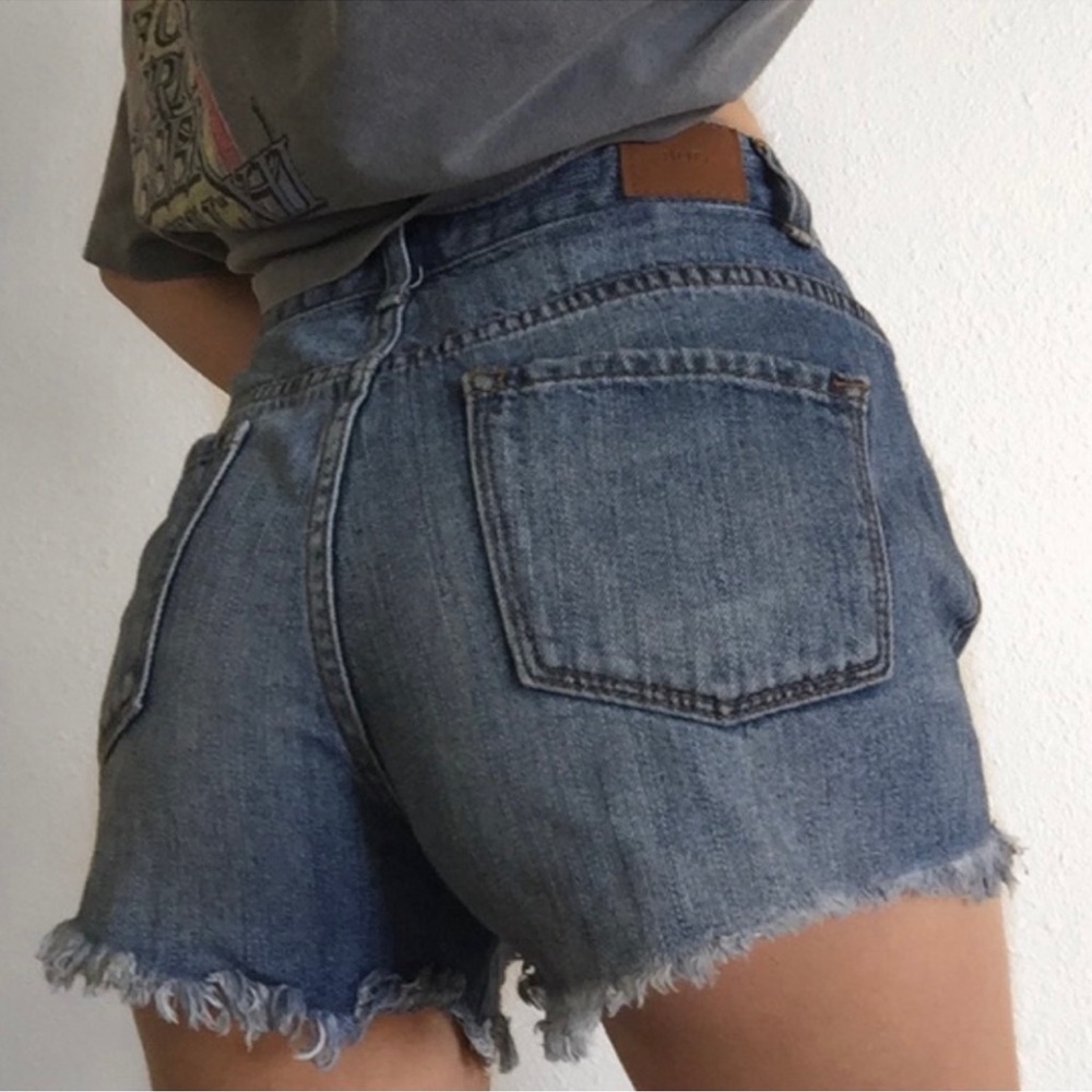 Urban Outfitters BDG Mid Rise Freja Shorts Vintage Fit Medium Wash Denim-30